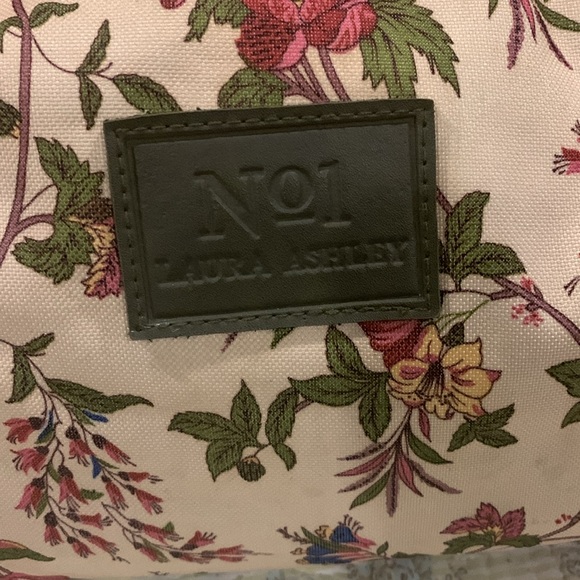 Laura Ashley Overnight Bag No 1 Floral matching Handles A Gorgeous must have Bag - Picture 2 of 11